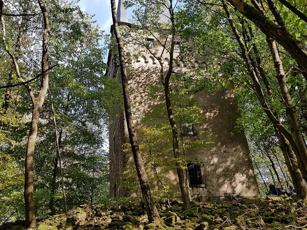 Hinter Bäumen versteckt: Jagdschlösschen Dianaburg