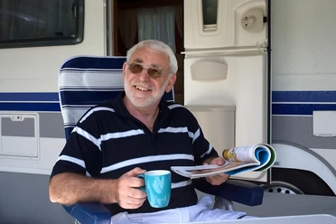 Urlauber auf dem Wohnmobilstellplatz