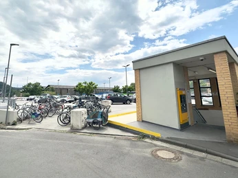 Kassenhäusschen und Fahrradabstellplatz- Parkdeck