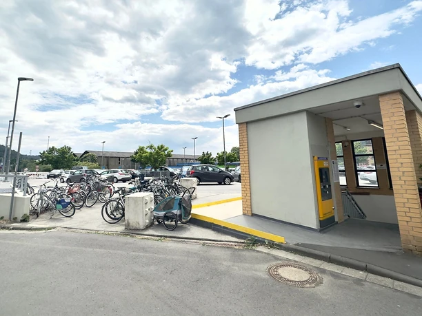 Kassenhäusschen und Fahrradabstellplatz- Parkdeck
