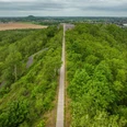auf schmalem Weg zur Aussichtsplattform