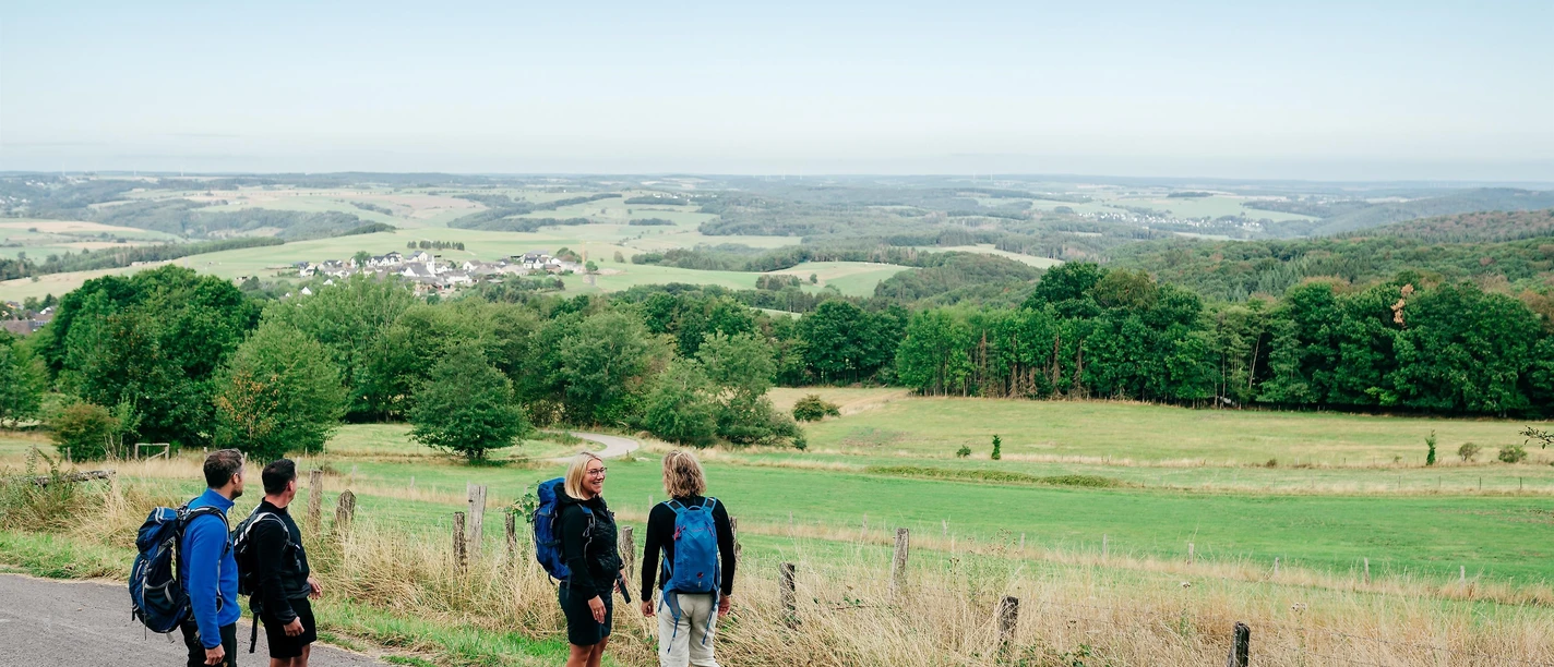 Wandergruppe unterwegs in der Nordeifel