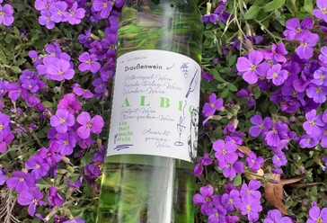 Flasche Wein mit Blumen