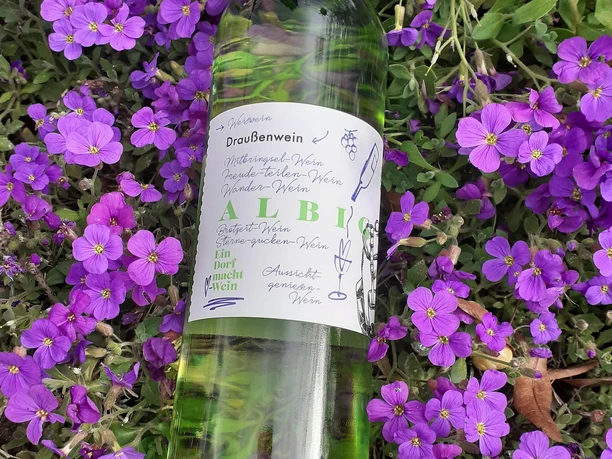 Flasche Wein mit Blumen