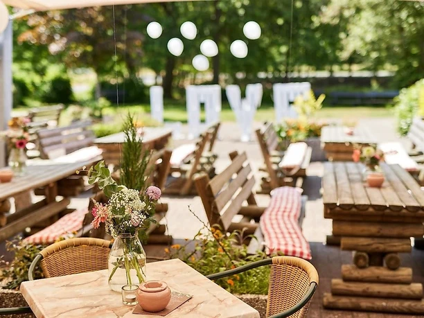 Speisen auf der Hotelterrasse Speisen auf der Hotelterrasse
