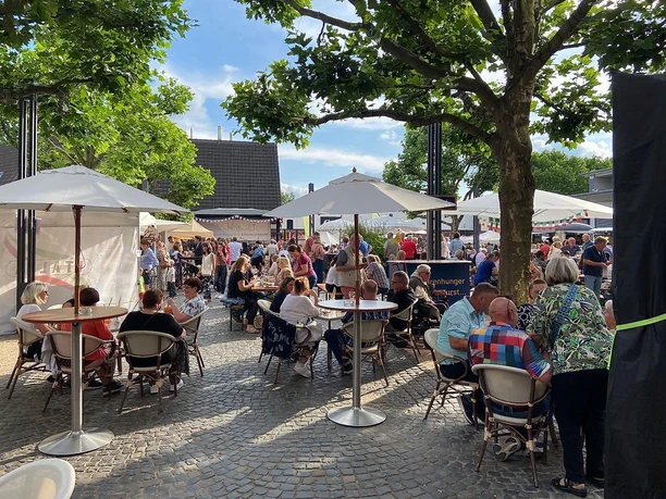 Besuchende des Markts