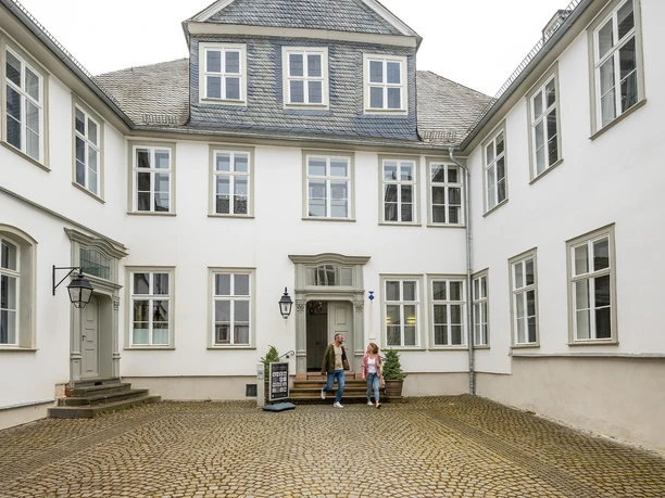 Außenansicht mit Innenhof