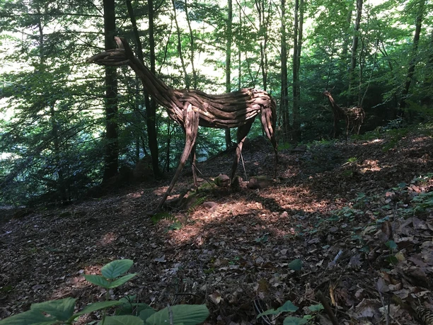 Kunstwerk im Wald