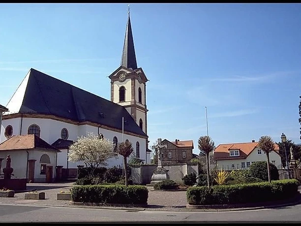 Kirche und Dorfplatz