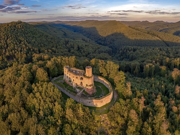 Burg Gräfenstein bei Merzalben aus der Luft aufgenommen