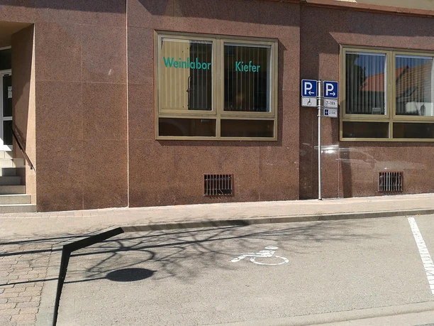 Parkplatz für Menschen mit Behinderung Parkplatz für Menschen mit Behinderung