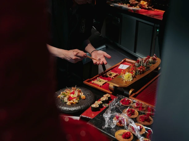 Speisen werden angerichtet