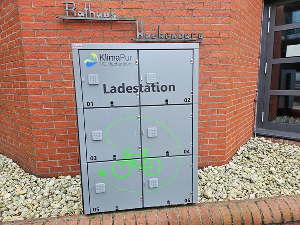 E-Bike Ladestation vor der VG Hachenburg
