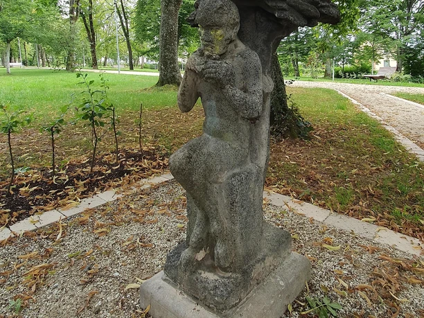 Figur im Maximiner Wäldchen