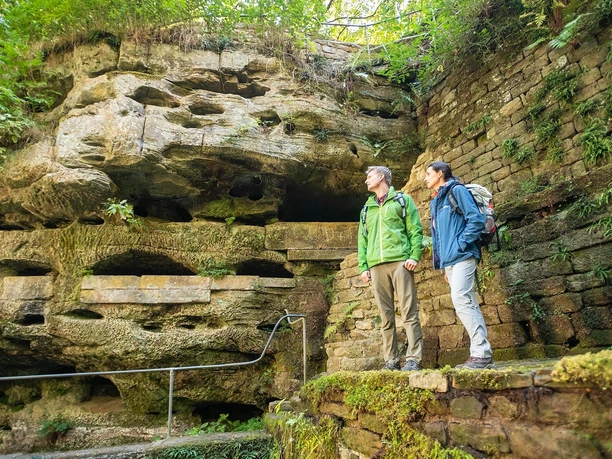 Imposante Felswände am Felsenweiher Ernzen