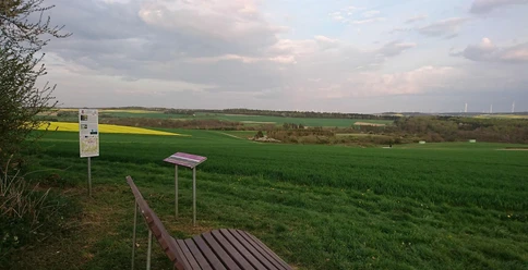 Windradblick mit Ruhebank