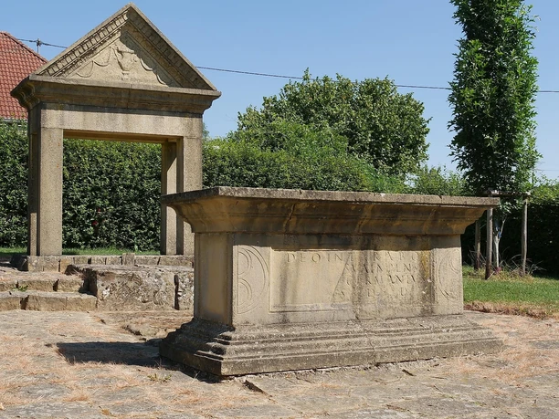 Weihedenkmal für Mars Intarabus in Ernzen