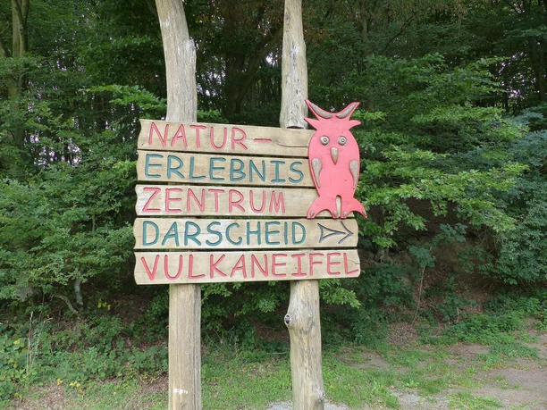 Schild Naturerlebnis Zentrum in der Nähe des Drees