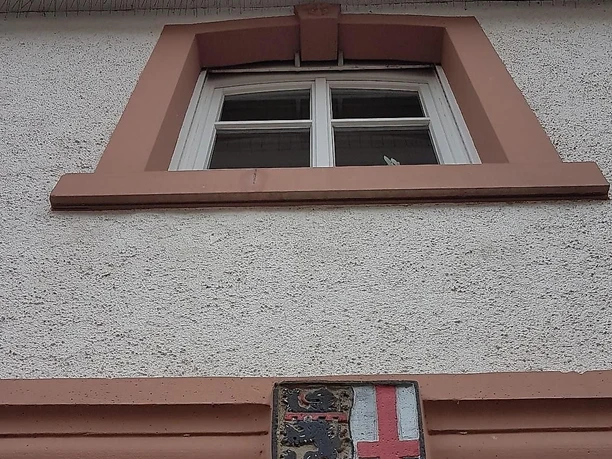 Wappen über dem Eingang zur Zehntscheune