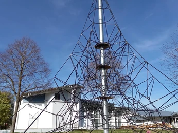 Spielplatz mit Kletter-Pyramide