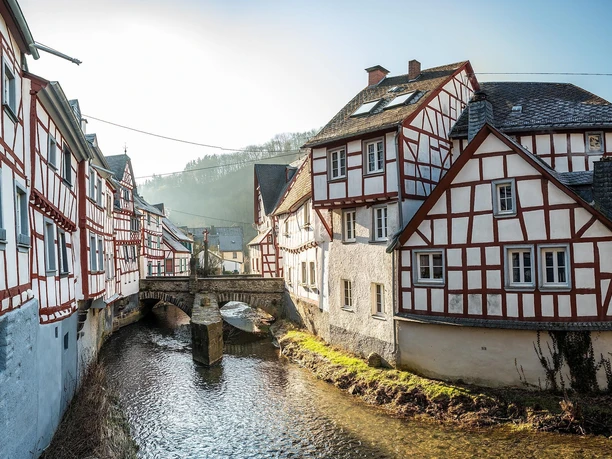 Das Flüsschen Elz fließt durch Monreal