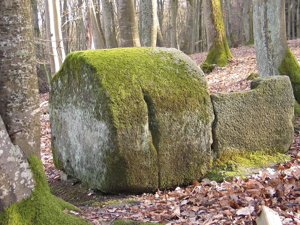 Römische Gräber von Holsthum - Halbwalzenstein