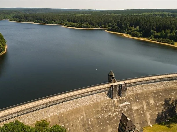 Dreilägerbachtalsperre mit Staumauer