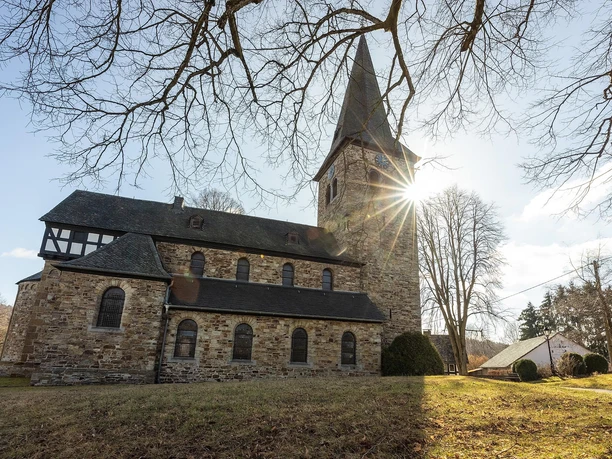 Romanische Kirche bei Sonnenaufgang
