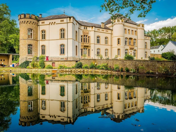 Schloss Kewenig mit Teich