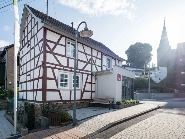 Aussenansicht TI mit Blick auf Kirche