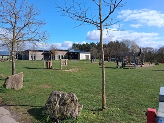 Gebäude und Spielplatz_Freizeitpark_Kuhberg