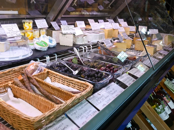 Frischetheke im Hofladen der Brücker Mühle