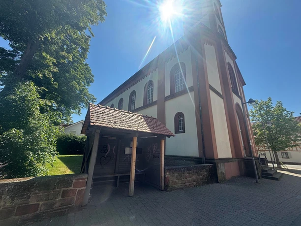 Bushaltestelle Mühlhofen und die Kirche