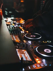 DJ