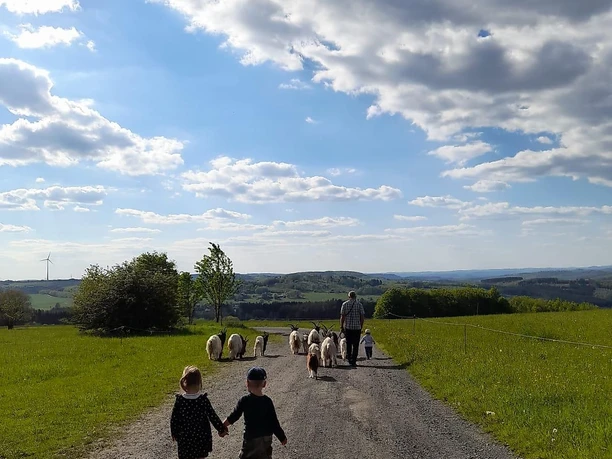 Wanderung mit Schwarzhalsziegen