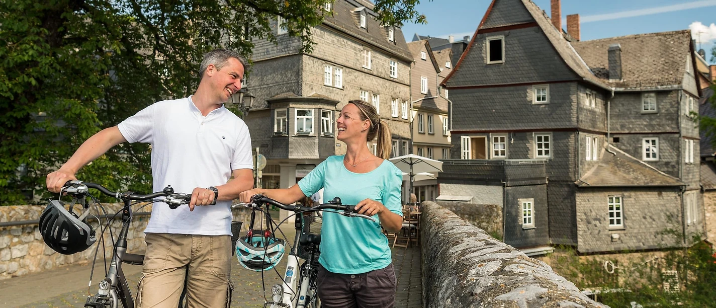 Touristen an der Alten Lahnbrücke