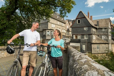 Touristen an der Alten Lahnbrücke