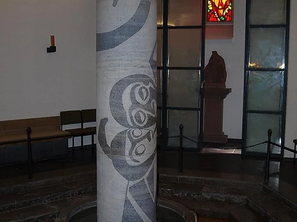 Taufbecken der Lebensbaumkirche Manderscheid