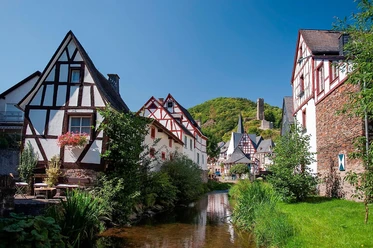 Blick von der Brücke ins Fachwerkdorf