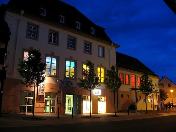 Diamantschleifermuseum Außenansicht bei Nacht Diamantschleifermuseum Außenansicht bei Nacht