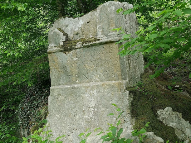 Diana-Denkmal: In den gewachsenen Fels gemeißelt