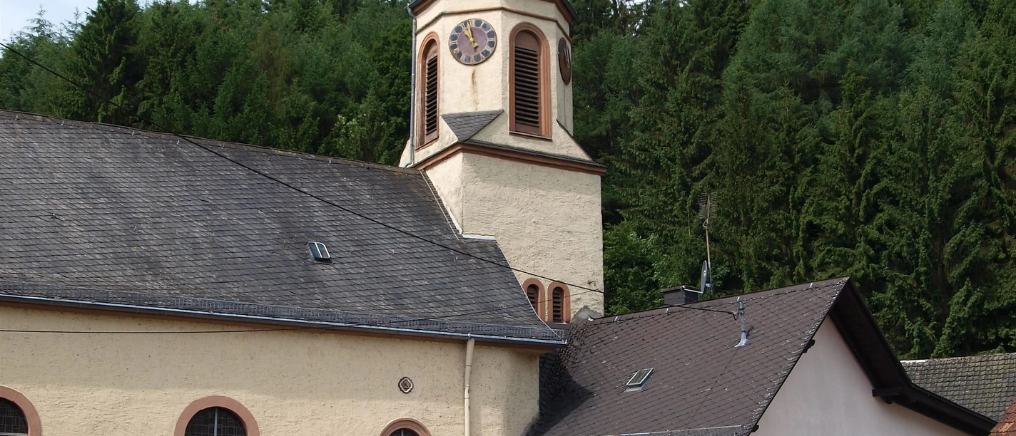 Kirche in Eisenschmitt mit Brunnen