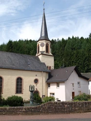 Kirche in Eisenschmitt mit Brunnen
