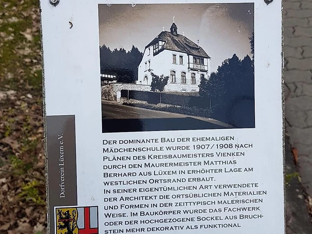 Alte Schule mit Infotafel