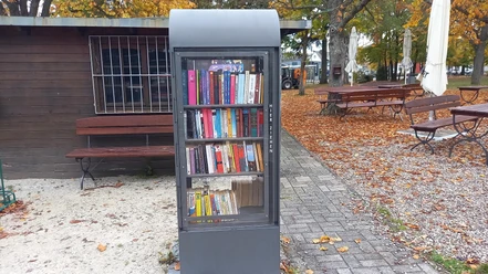 Bücherschrank im Park