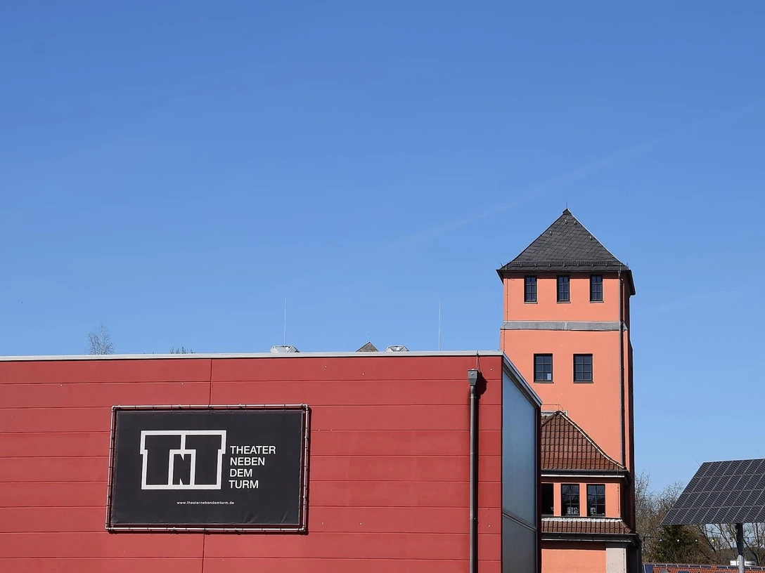 Außenansicht Theater neben dem Turm Marburg