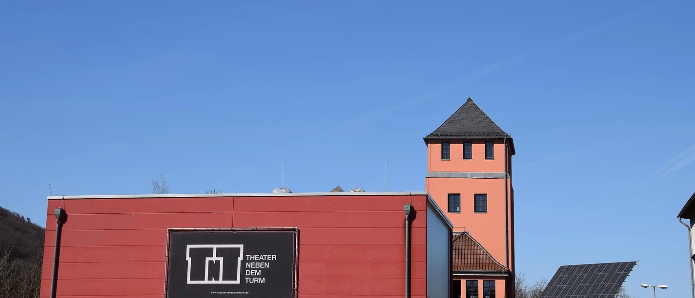 Außenansicht Theater neben dem Turm Marburg