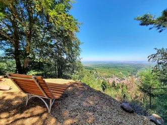 Liegebank mit Blick über Leinsweiler