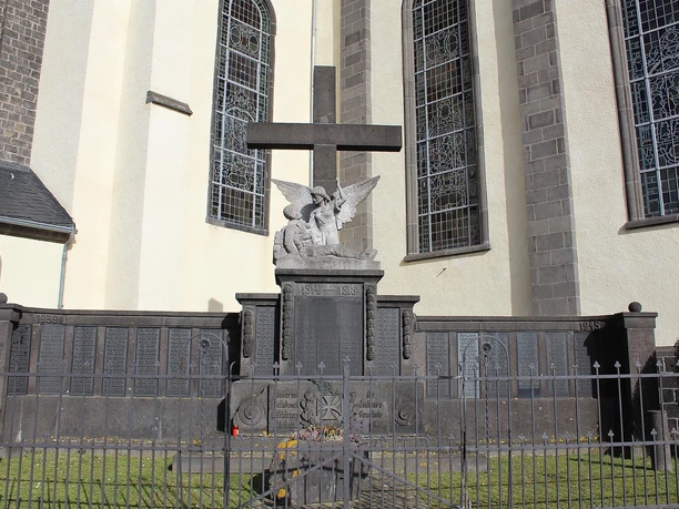 Kreuz vor St. Dionysius