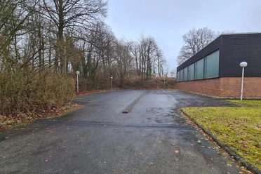 Parkplätze an der Gemeindehalle